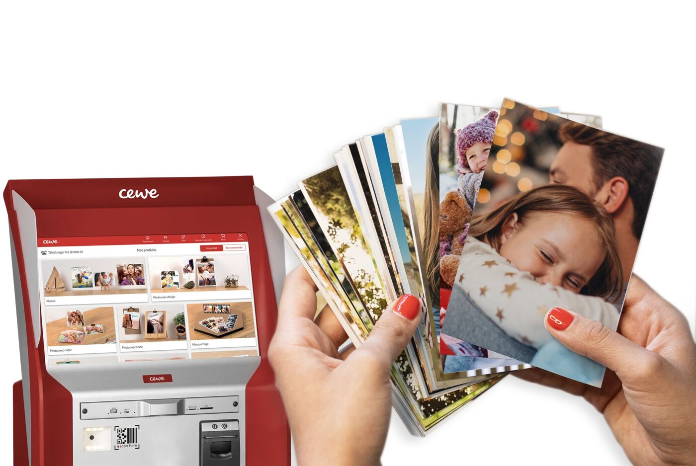 Une personne tient plusieurs photos. Un kiosque photo CEWE se trouve en arrière-plan avec de nombreuses options de conception.