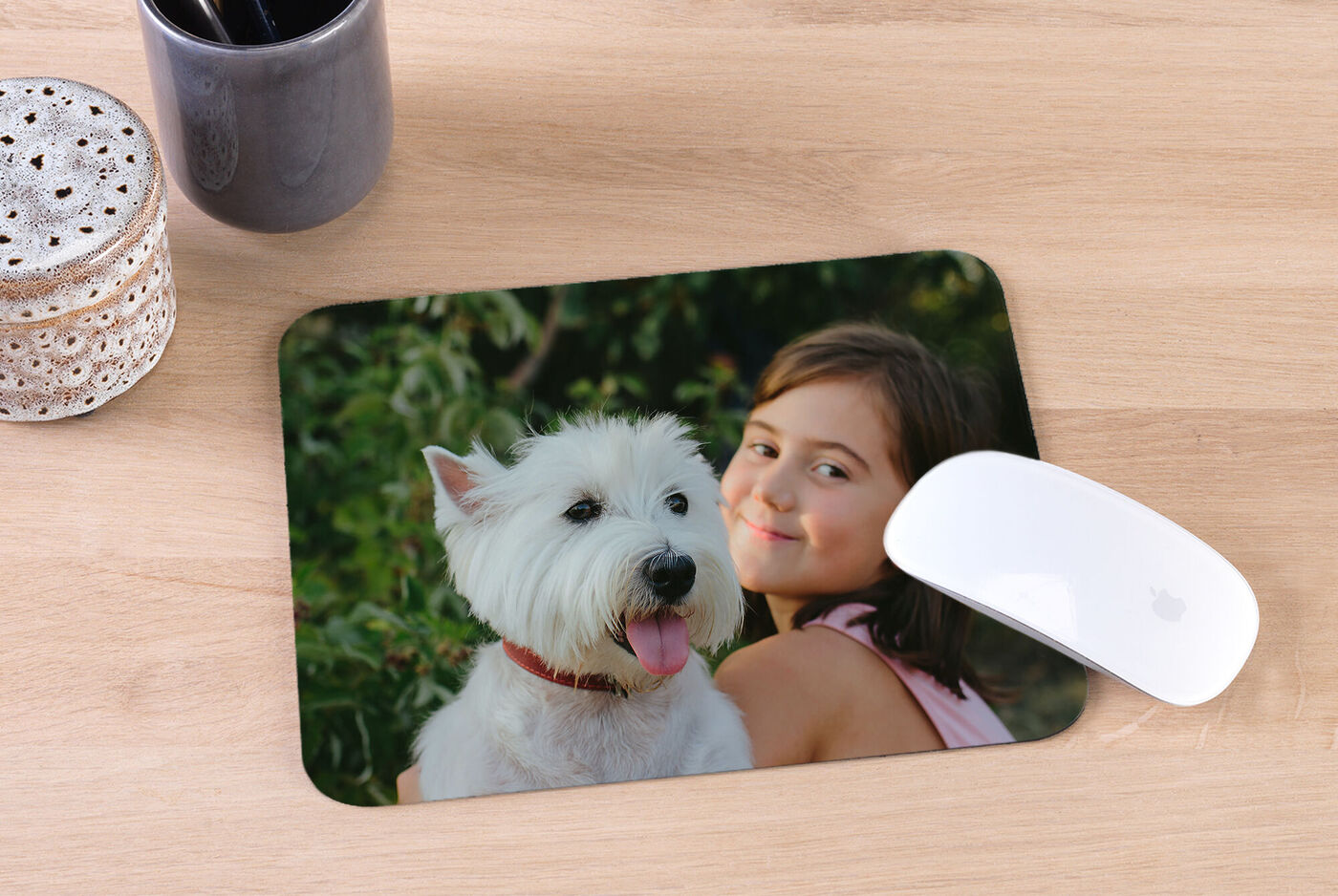 Tapis de souris personnalisé avec portrait d’une fille souriante et son chien blanc sur un bureau en bois