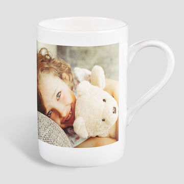 Tasse en porcelaine personnalisée avec une photo d'une petite fille et sa peluche