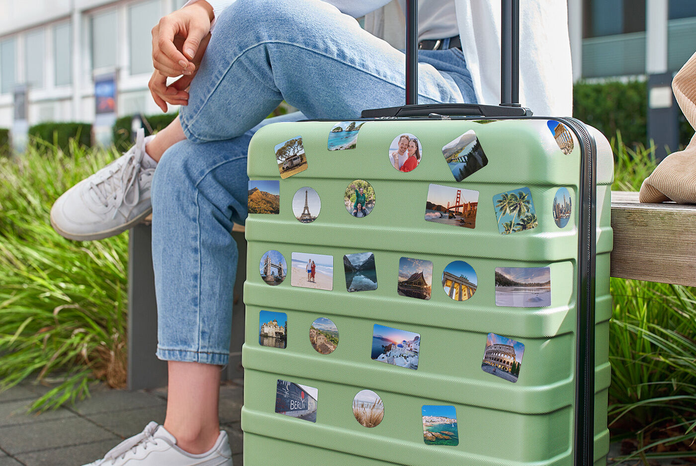 Stickers photo personnalisés collés sur une valise verte