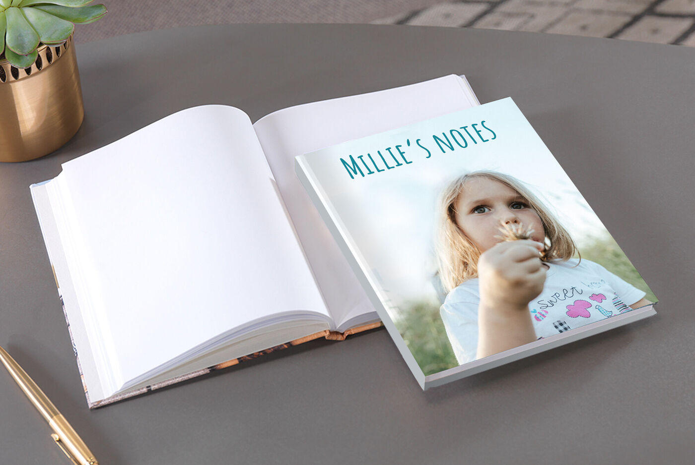 Cahier rigide aux pages blanches avec couverture personnalisée