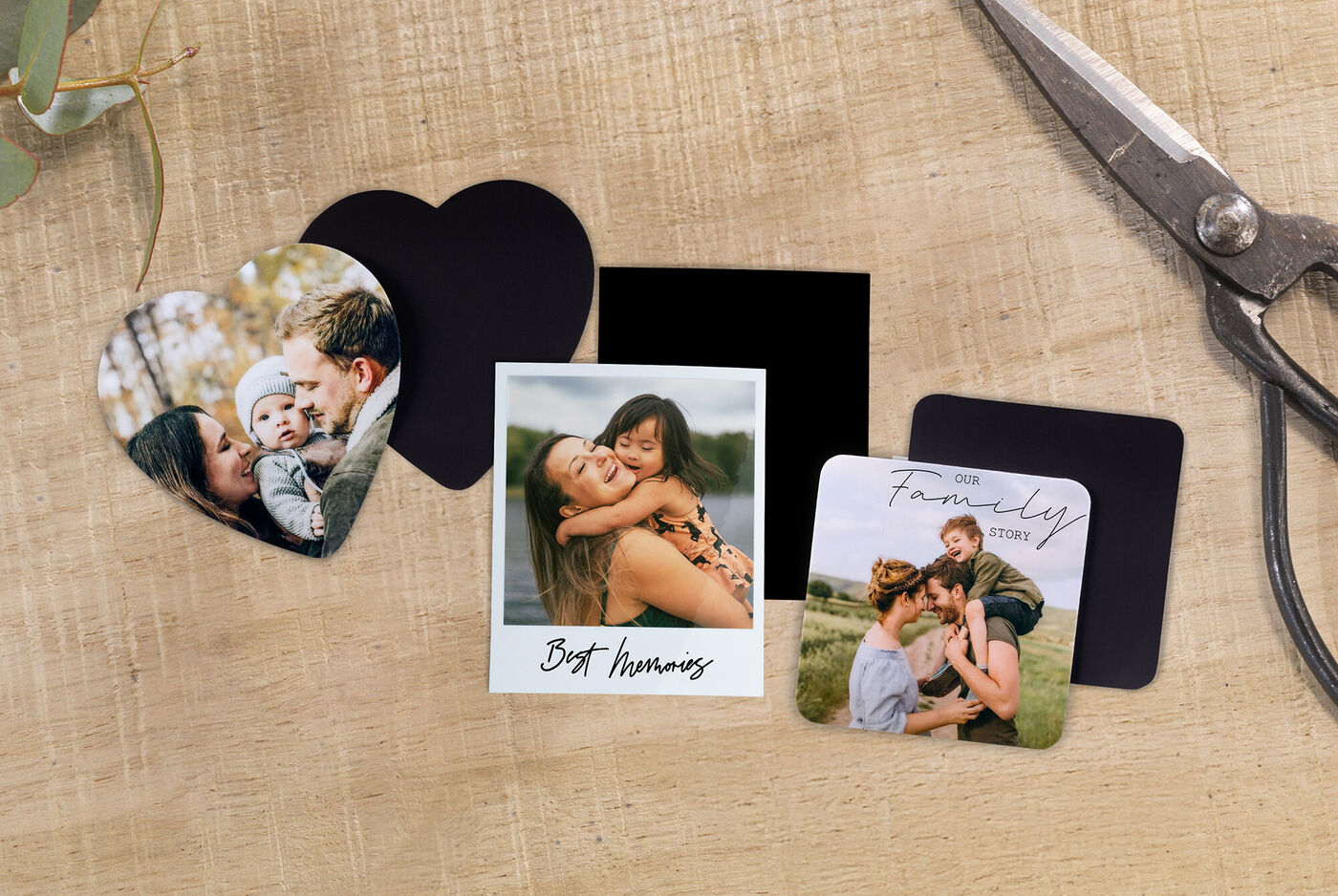 Magnets photo personnalisés en forme de cœur, format Polaroid et rectangle posés sur une table en bois