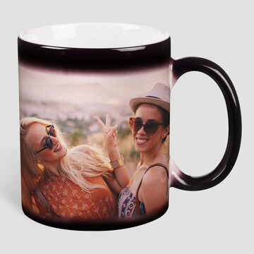 Mug magique personnalisé avec une photo de 2 amies souriantes