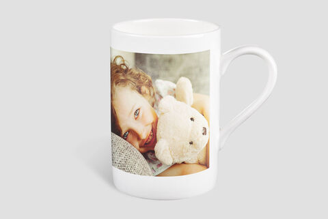 Tasse en porcelaine personnalisée avec une photo d'une petite fille et sa peluche
