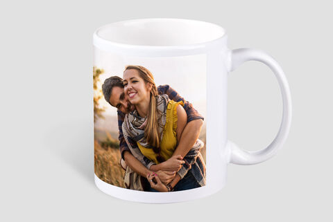 Mug personnalisé avec une photo d'un couple s'enlaçant