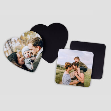 Trois sous-verres photo personnalisés en forme de cœur, deux avec des images et un noir
