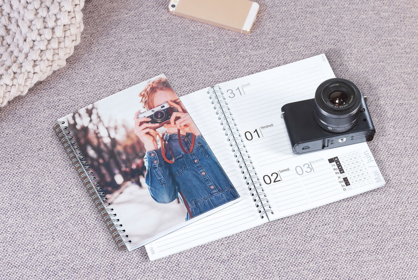 Agenda personnalisé avec une photo sur la couverture montrant un enfant avec un appareil photo