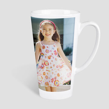 Tasse personnalisée avec la photo d'une jeune fille souriante en robe