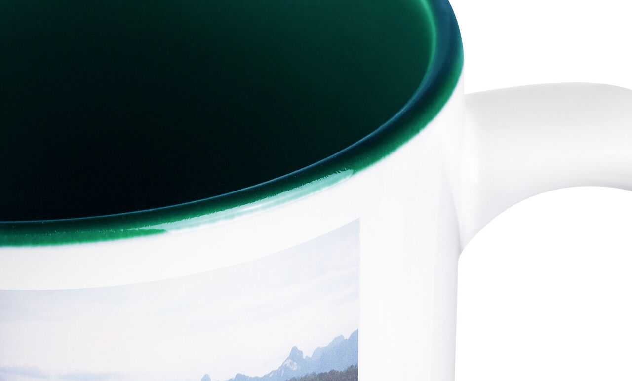 Détail d'une tasse avec une photo de montagnes.