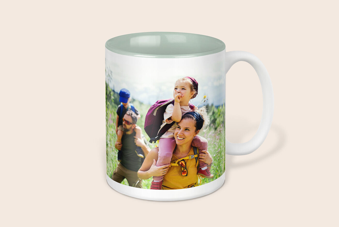 Mug avec un intérieur vert pastel et une photo de famille à l'extérieur