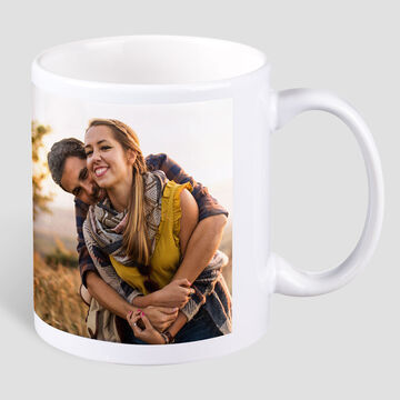 Mug personnalisé avec une photo d'un couple s'enlaçant