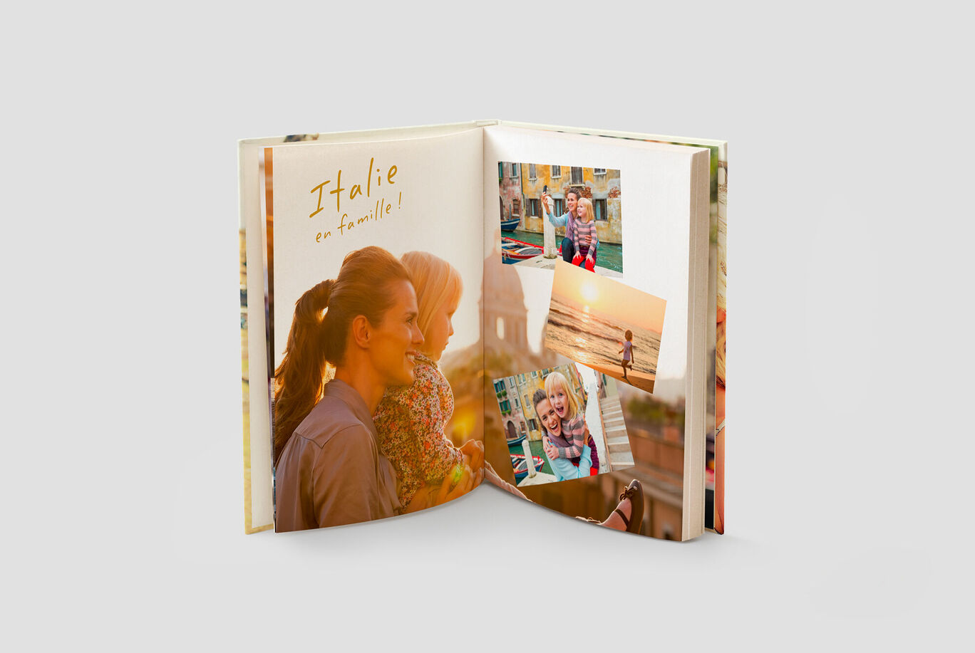 Livre photo CEWE ouvert avec des photos d'une famille en Italie partageant des moments heureux.