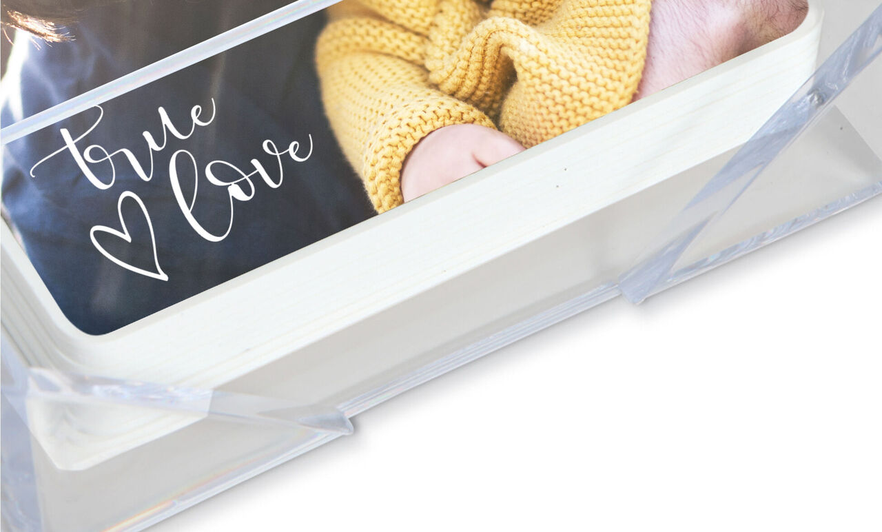 Une représentation riche d'un album photo affectueux intitulé 'True Love' sur une table.