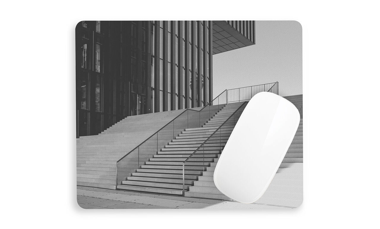 Escalier moderne devant un bâtiment en noir et blanc.