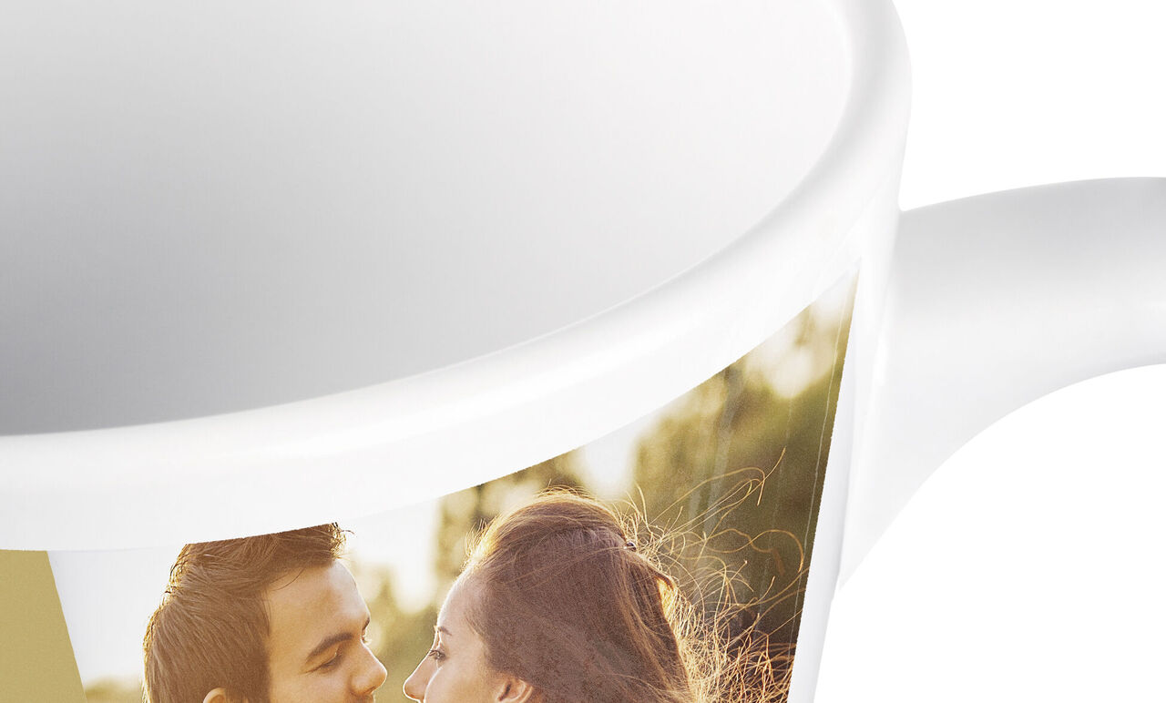 Tasse avec une photo d'un couple en plein air