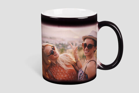 Mug magique personnalisé avec une photo de 2 amies souriantes