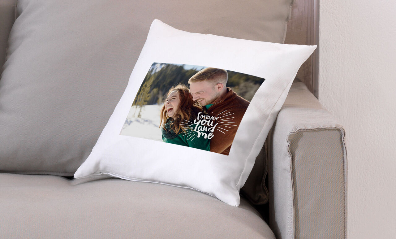 Un coussin confortable avec une photo pleine d'amour de deux personnes en milieu naturel