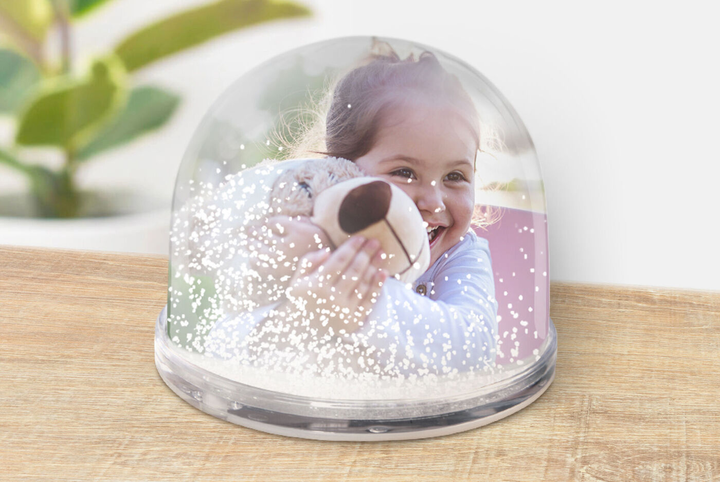 Boule à neige personnalisée avec photo d'une petite fille et son doudou