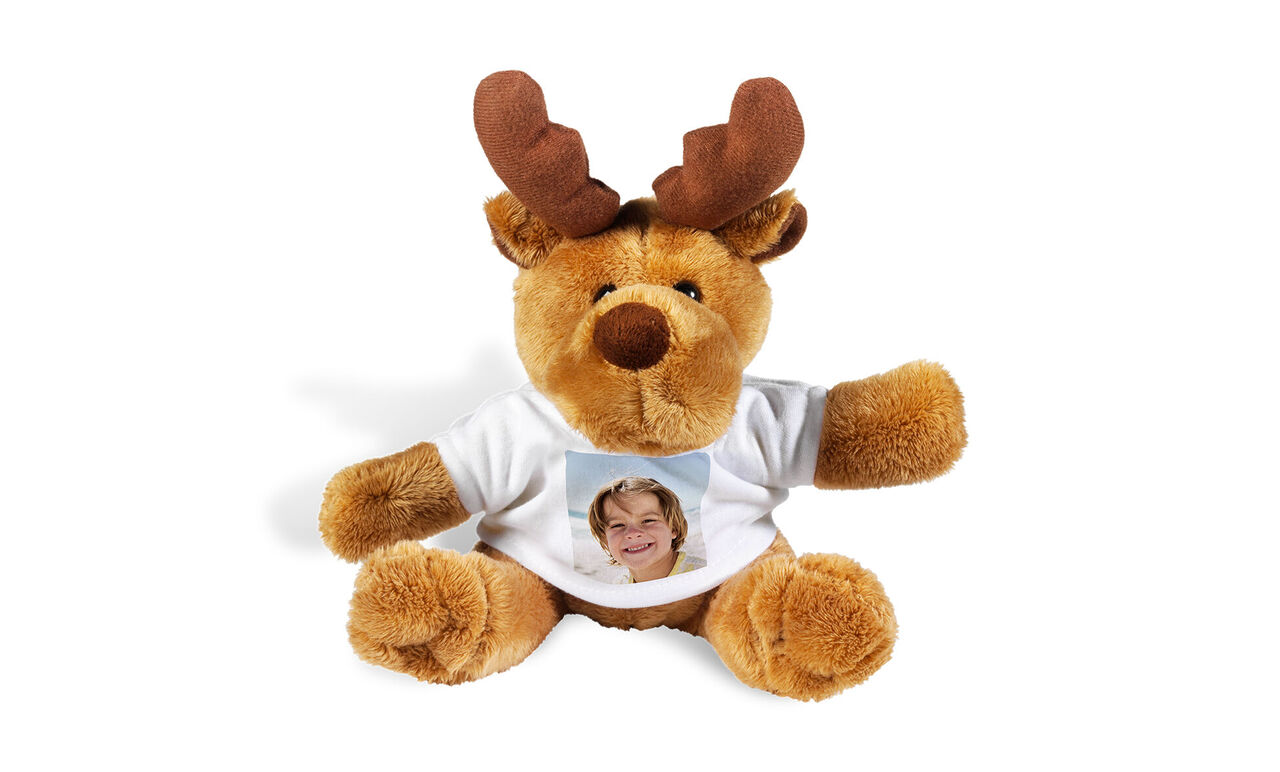 Une mignonne peluche de renne avec un T-shirt blanc.