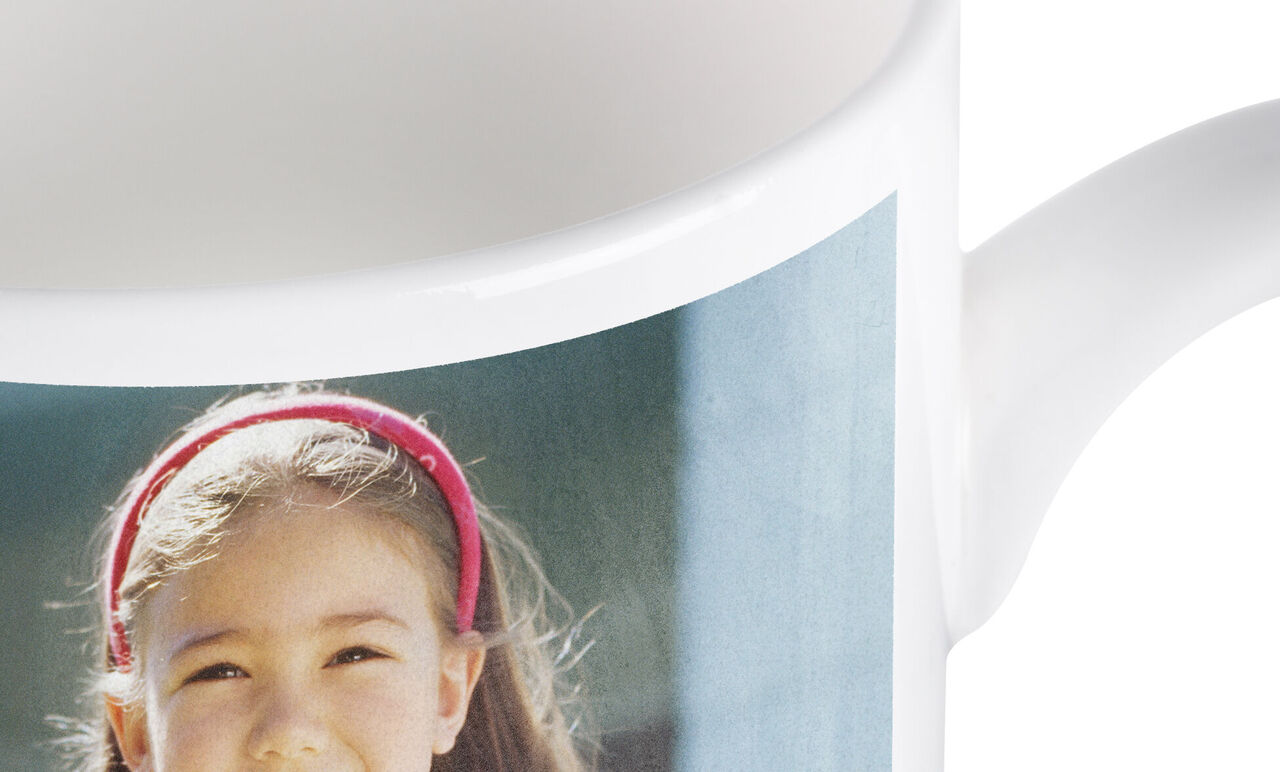 Une tasse avec une photo colorée d'une femme à l'extérieur. L'image est joyeuse et vive.