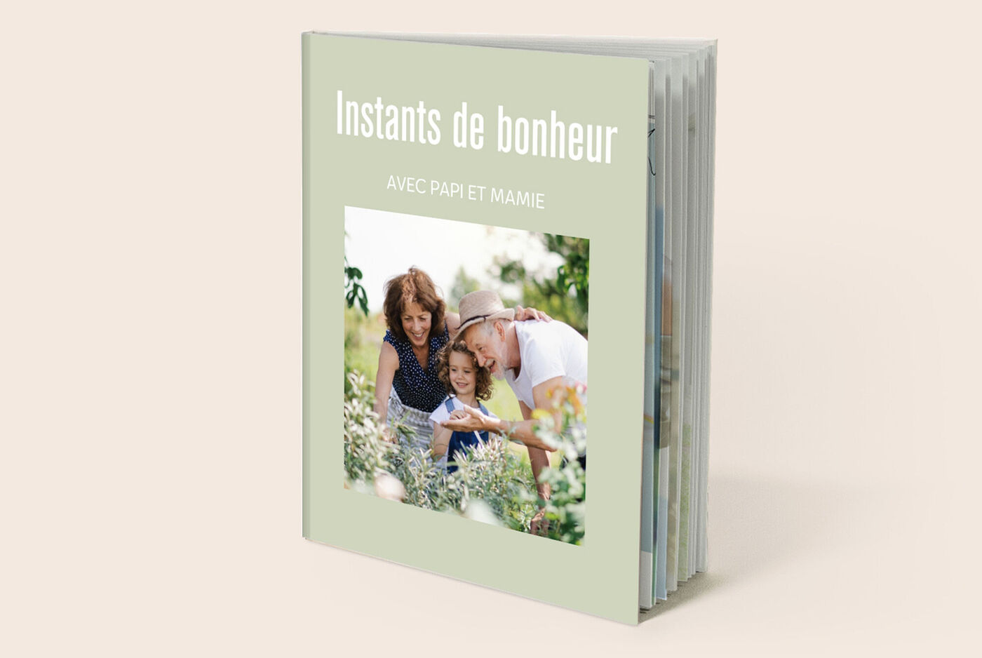 Album photo vert avec une famille