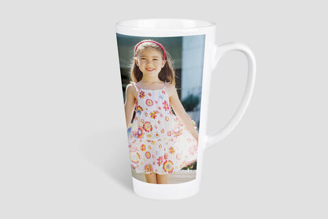 Tasse personnalisée avec la photo d'une jeune fille souriante en robe