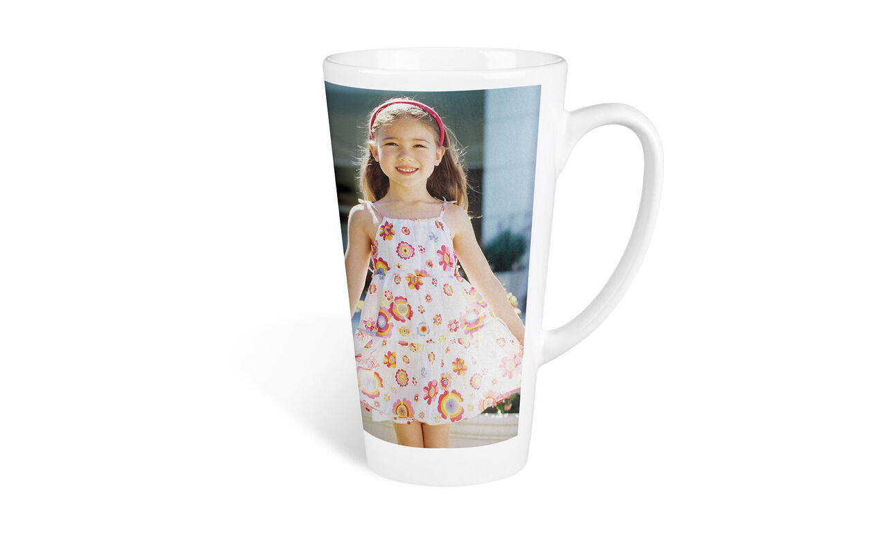 Une tasse avec une photo colorée d'une fille joyeuse en robe.