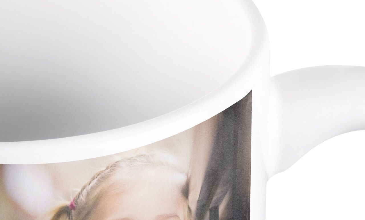 Tasse avec un visage d'enfant souriant devant
