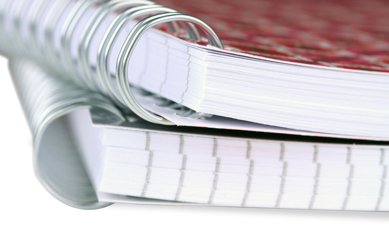 Gros plan sur des carnets ouverts avec reliure Wire-O.