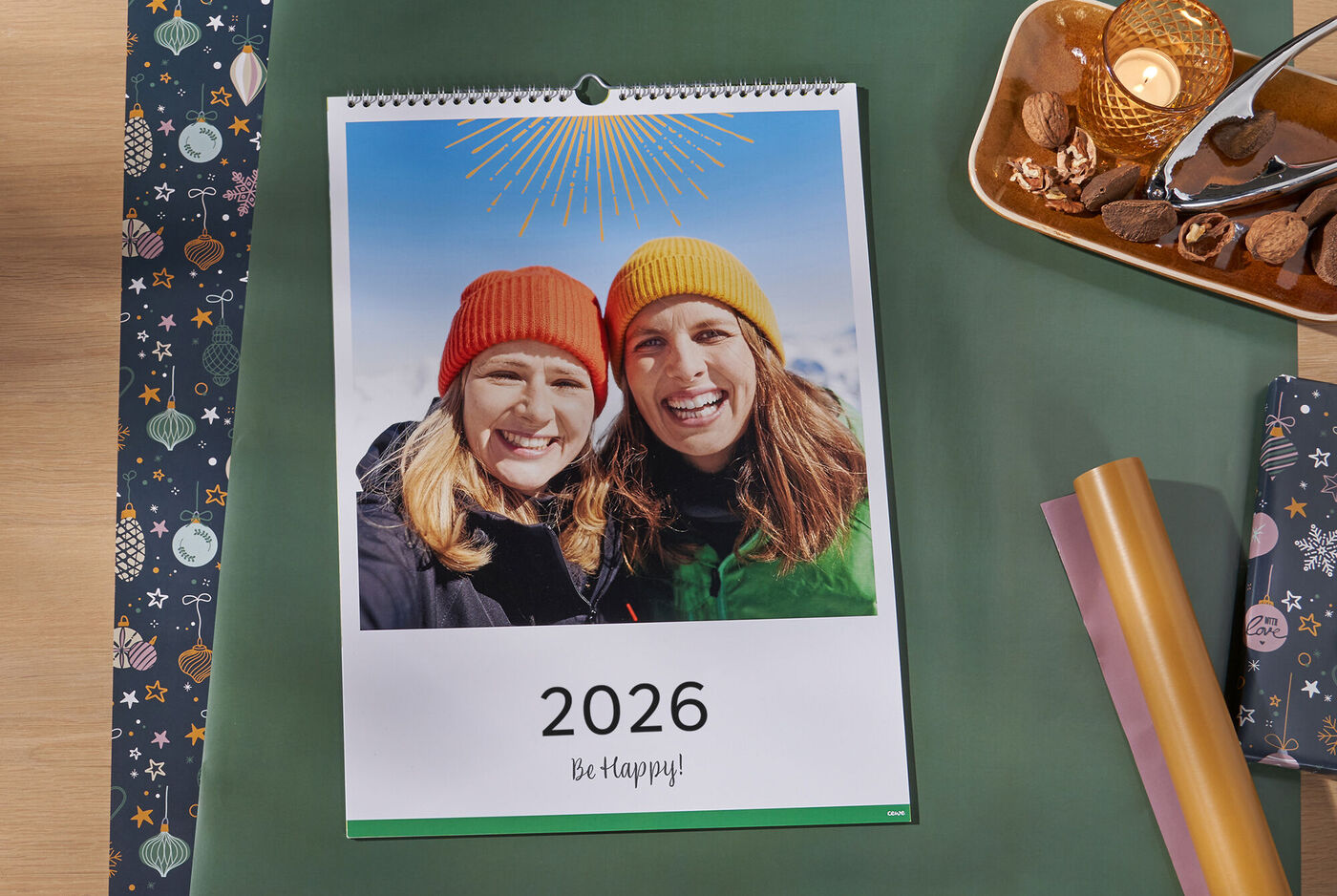 Des gens avec des bonnets colorés profitent d'un calendrier photo pour 2025