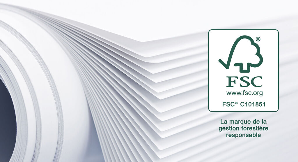 Feuilles de papier lisses empilées avec le logo FSC pour la gestion durable des forêts.