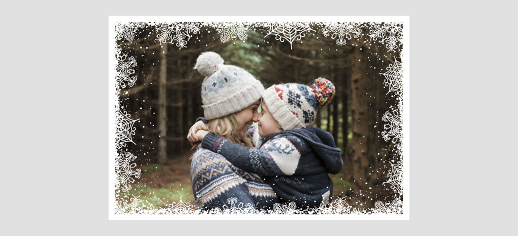 Deux personnes en bonnets d'hiver dans la nature.