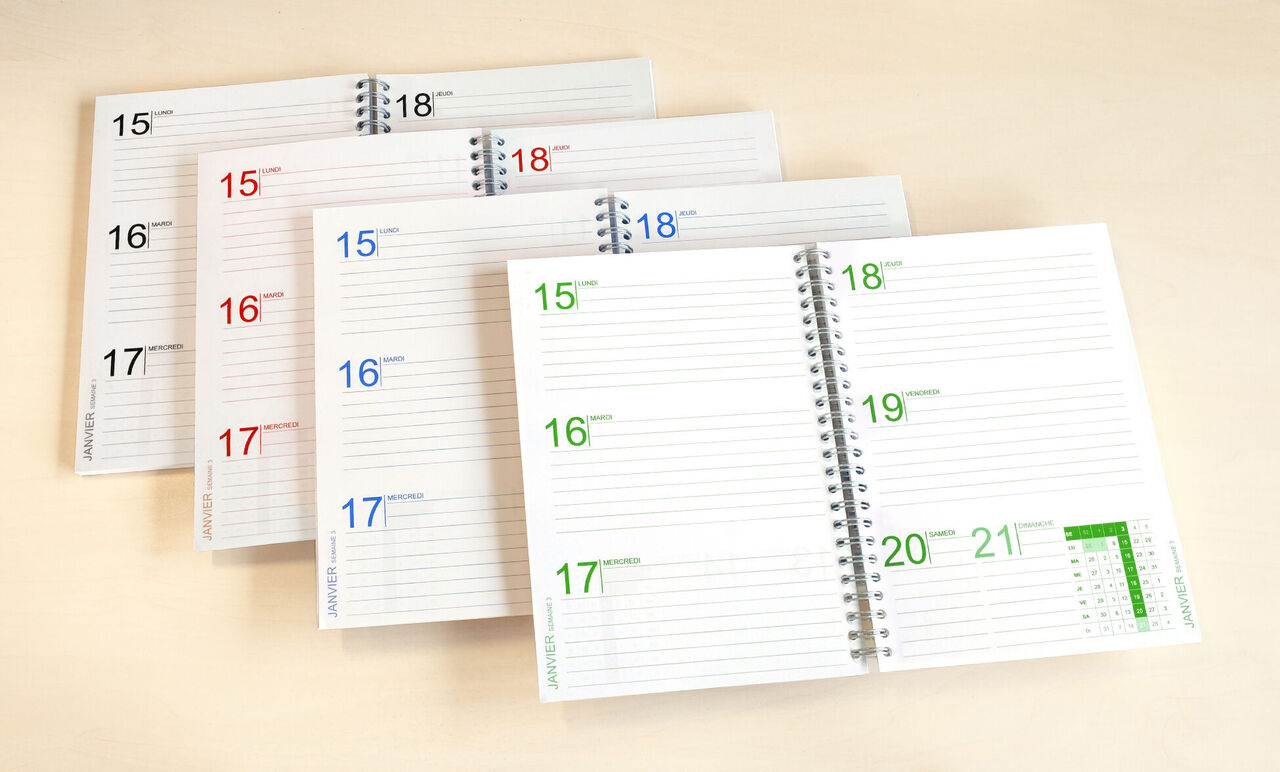 Un calendrier avec de nombreuses pages montrant différents jours et mois.