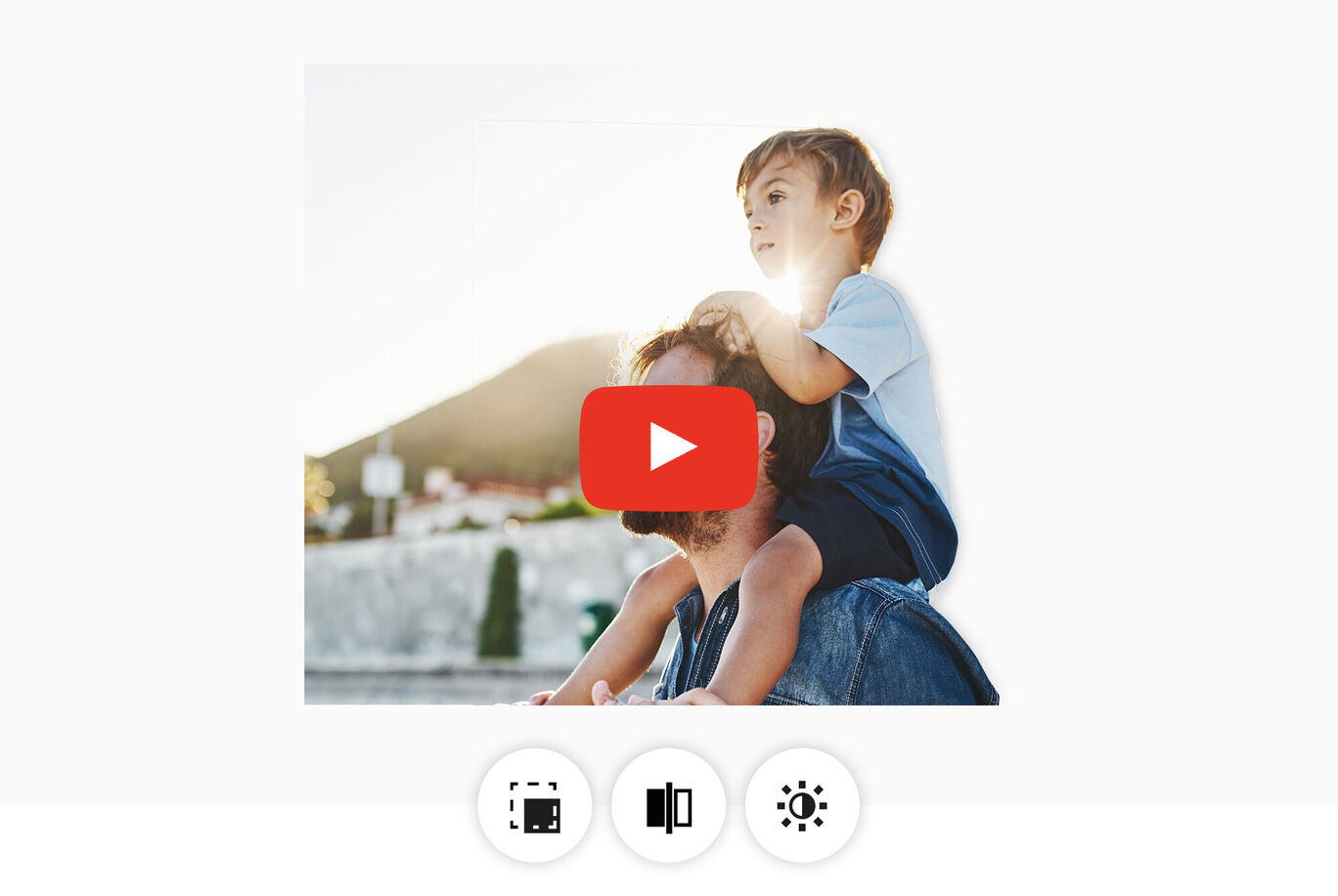 Un adulte est assis avec un enfant sur ses épaules lors d'une journée ensoleillée à l'extérieur