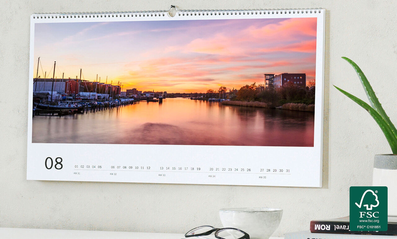 Beau calendrier avec un coucher de soleil romantique sur le port.
