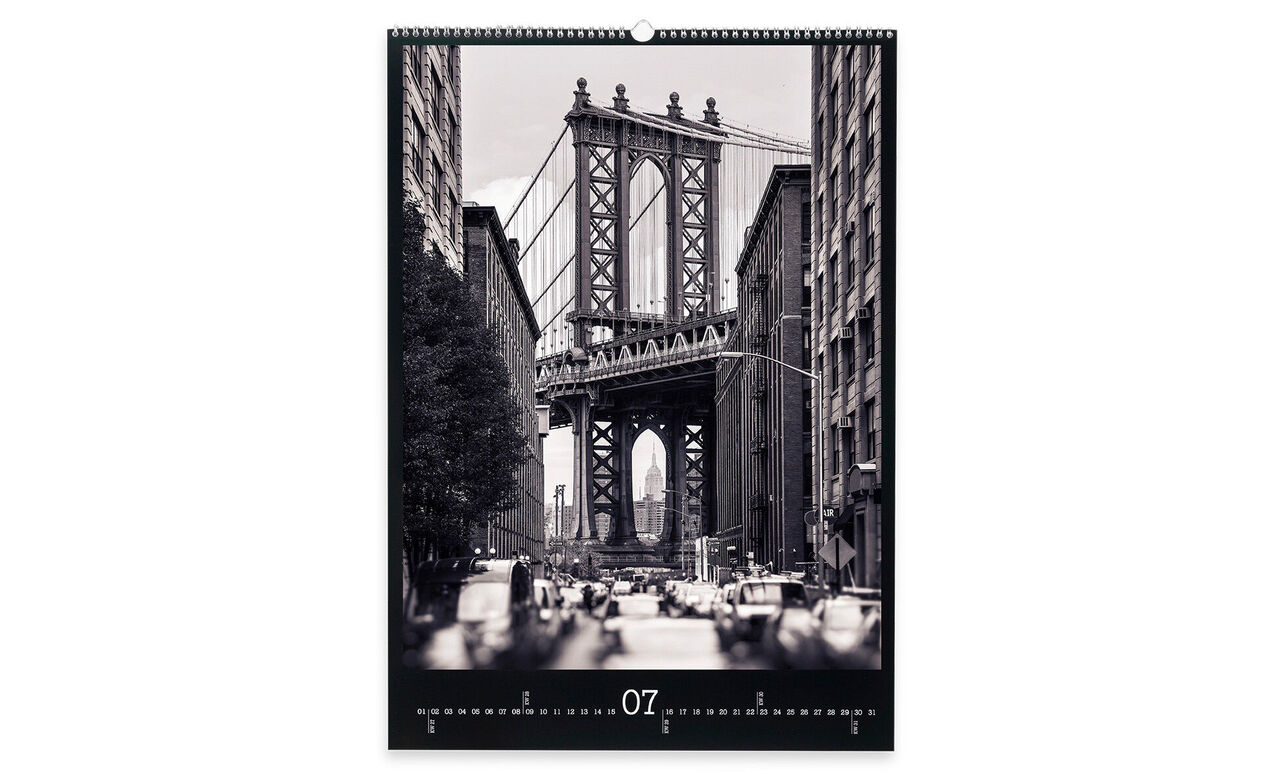 Photo noir et blanc du pont de Brooklyn vu de la rue avec des voitures et des gratte-ciels