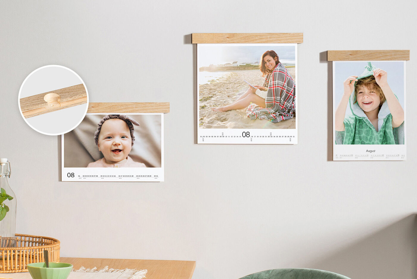 3 calendriers photo CEWE accroché au mur avec leur support en bois