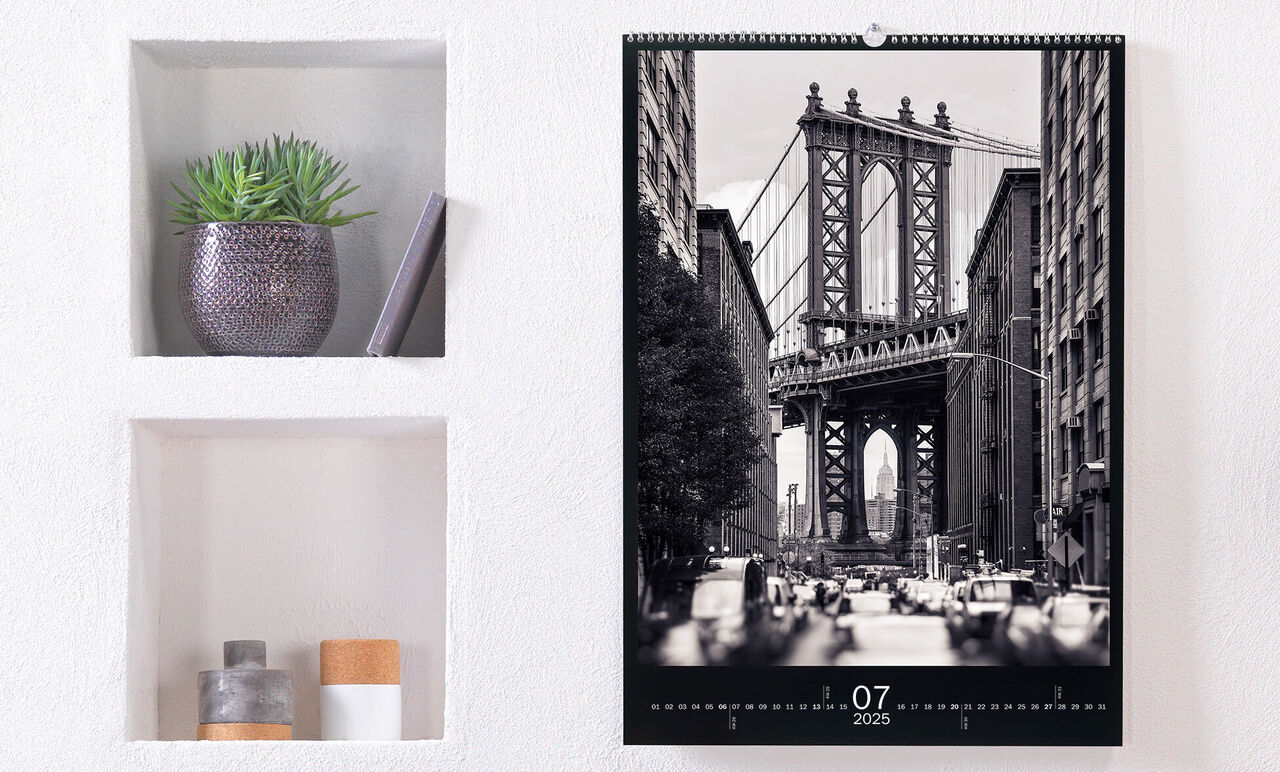Calendrier avec une photo en noir et blanc du pont de Brooklyn, décoré de plantes.