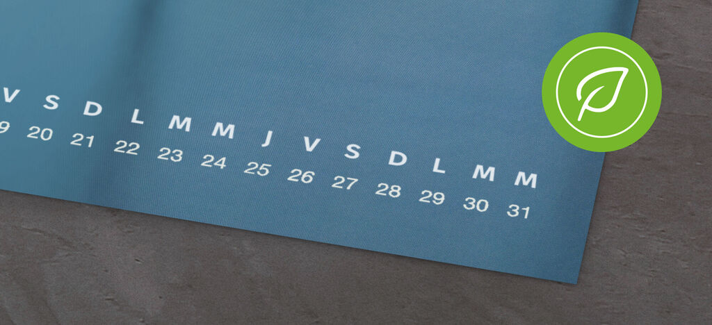 Feuille de calendrier avec aperçu des jours en blanc sur fond bleu foncé.