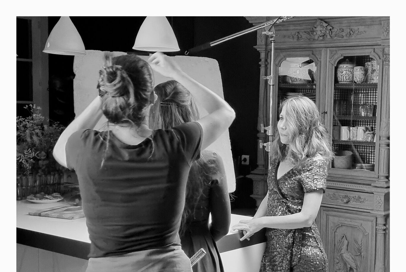 Trois personnes créent de manière créative en arrière-plan.