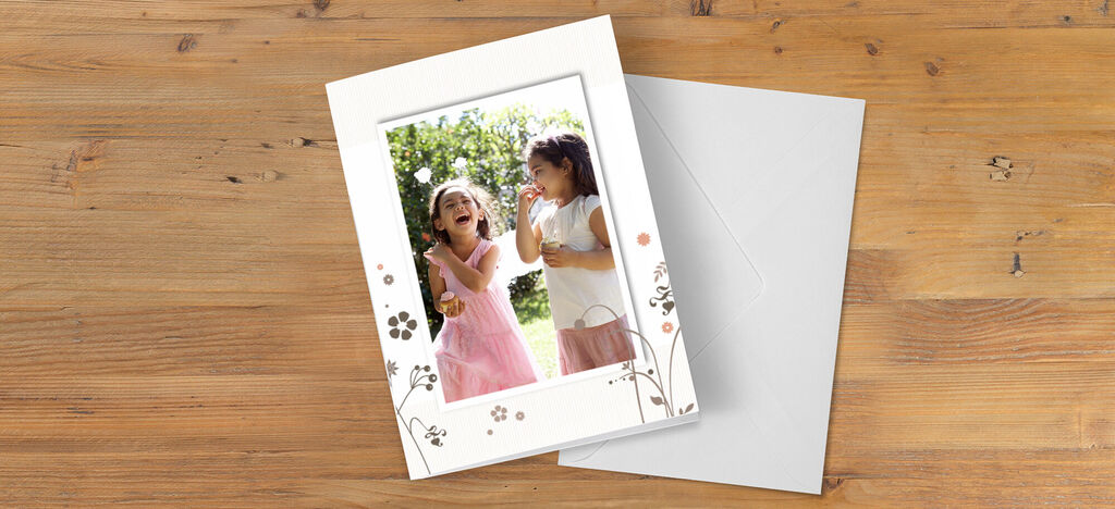 Deux filles joyeuses qui rient et jouent dehors entourées de fleurs sur une carte