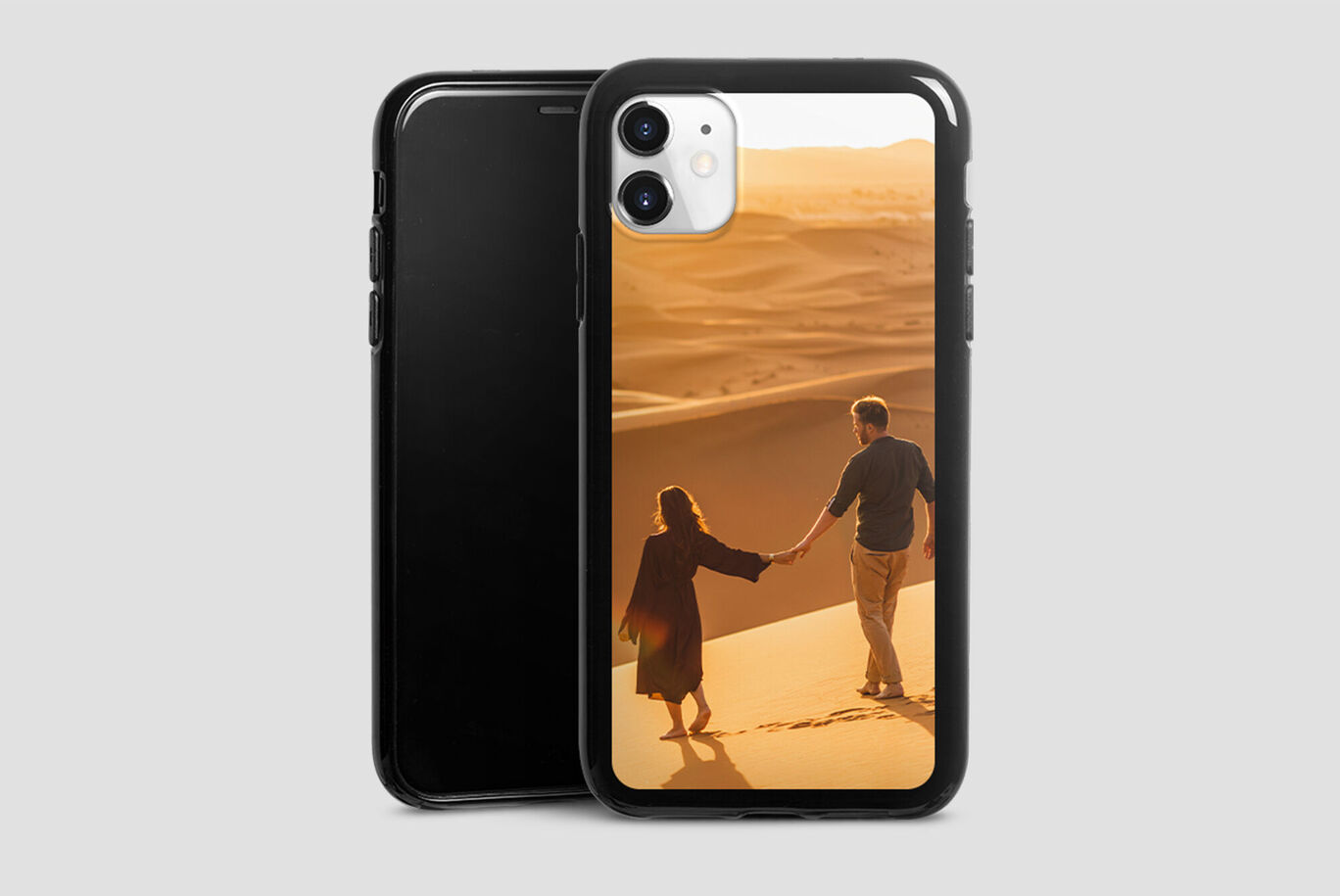 Un couple se tenant par la main sur une plage