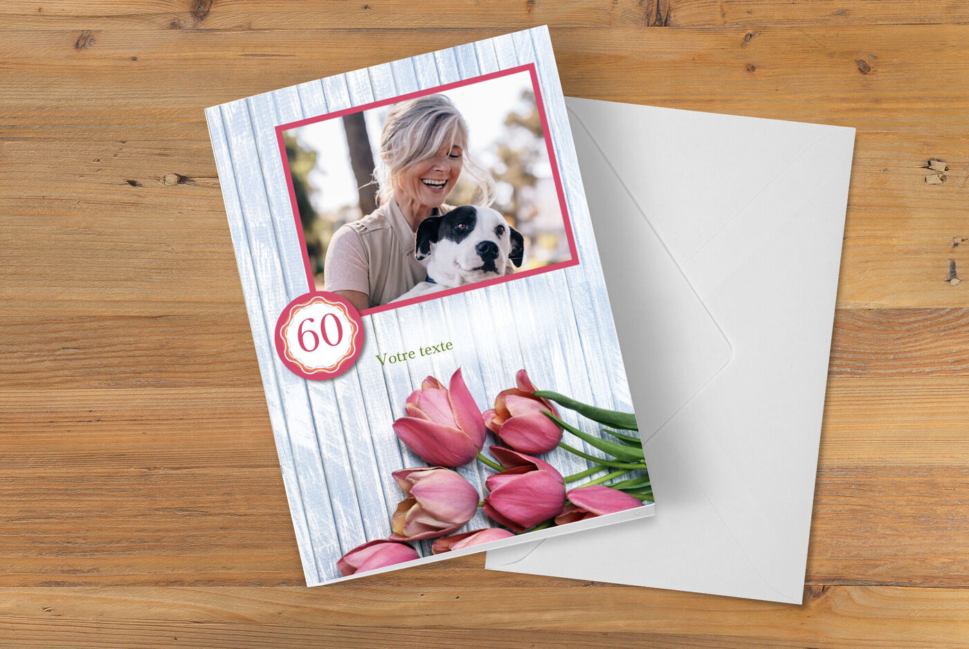 Une carte de vœux affectueuse pour le 60e anniversaire avec une image d'une personne avec un chien et de belles fleurs.