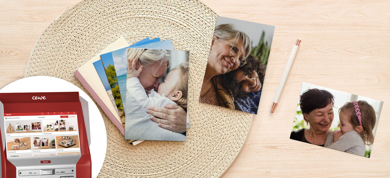 Cartes photo colorées sur une table, entourées de photos souvenirs.