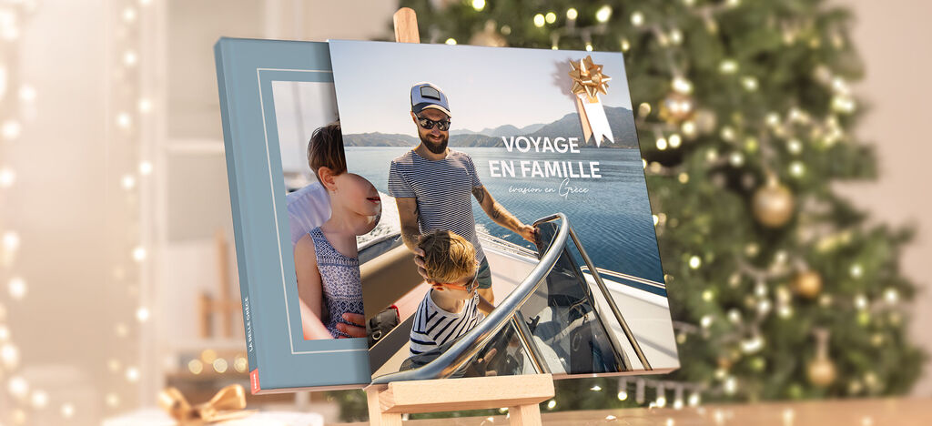 Un album photo CEWE montre une famille sur un bateau. Les pages sont soigneusement conçues, rayonnant de joie et de communauté.