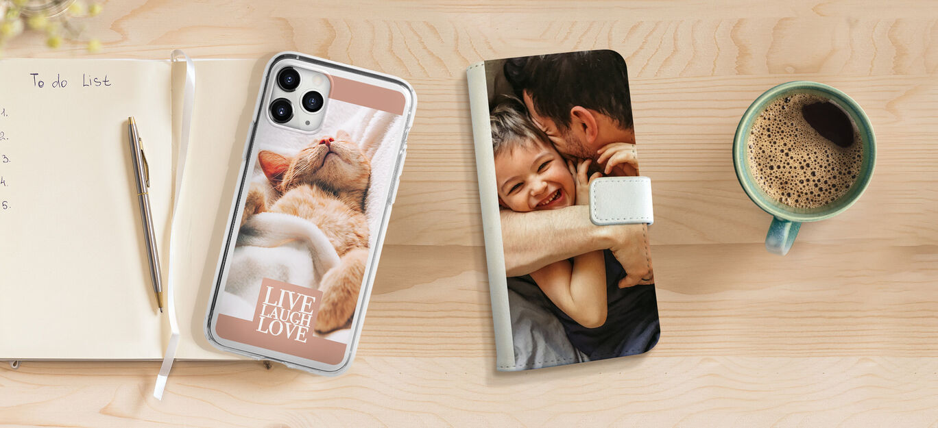 Coque de téléphone personnalisée et album photo sur une table avec du café.
