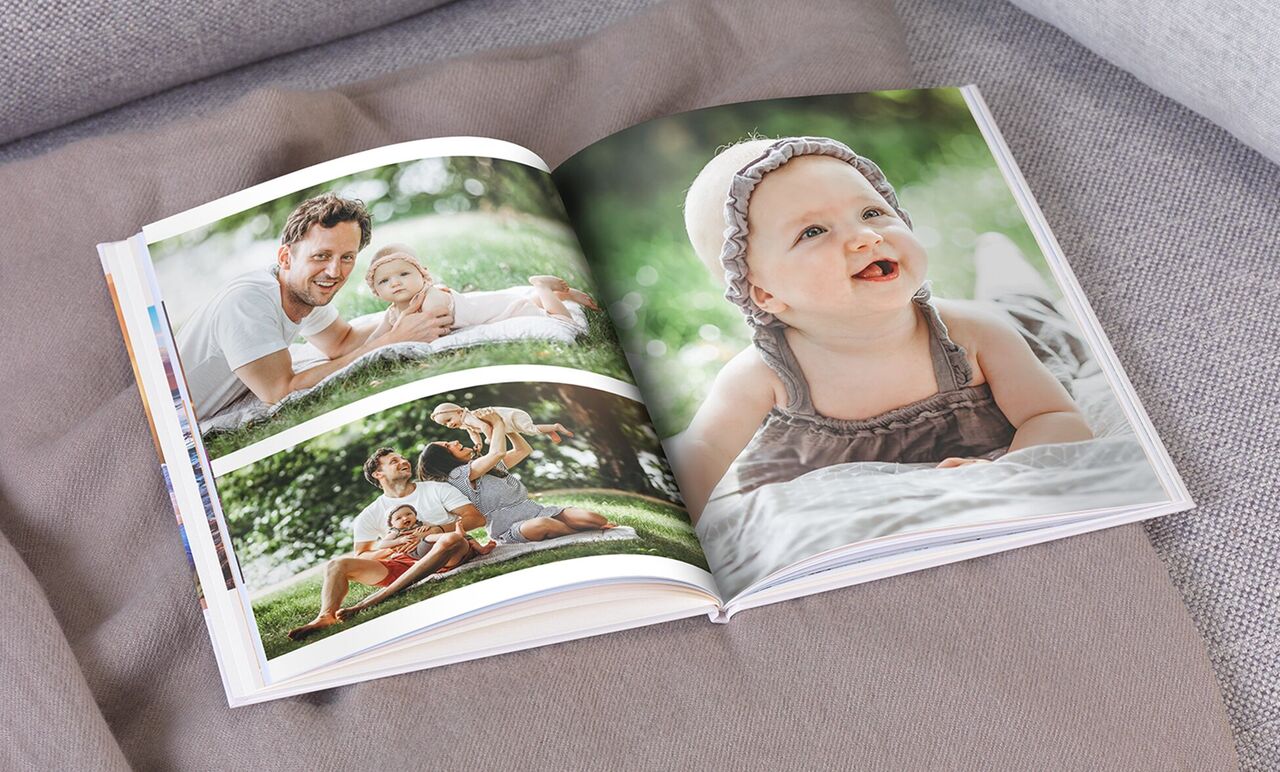 Un album ouvert montrant des moments familiaux affectueux en extérieur, pages avec des gens heureux et des enfants.