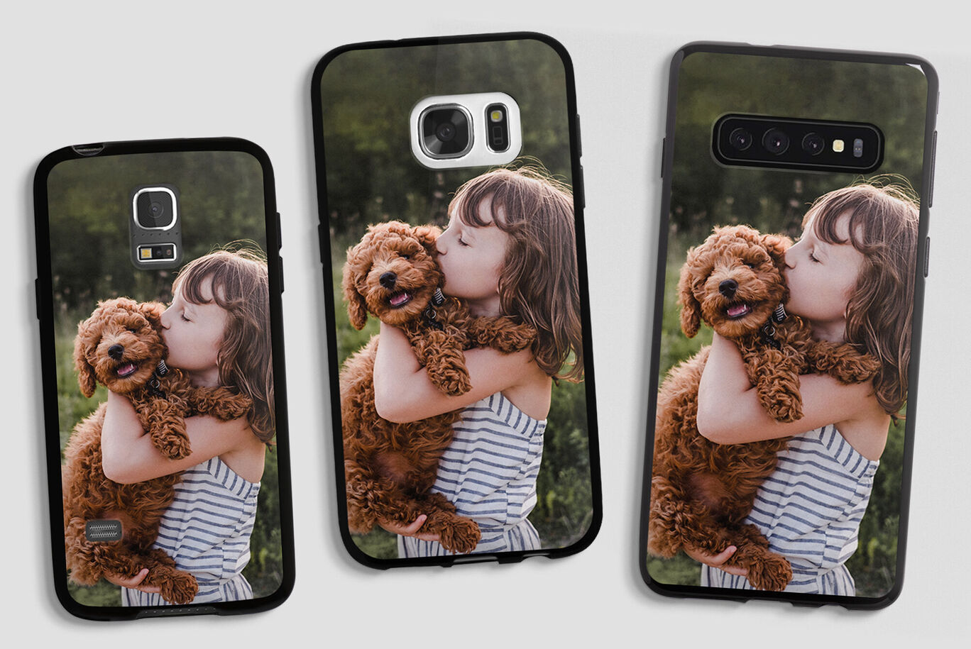Trois coques de téléphone avec une photo d'une fille embrassant un chien