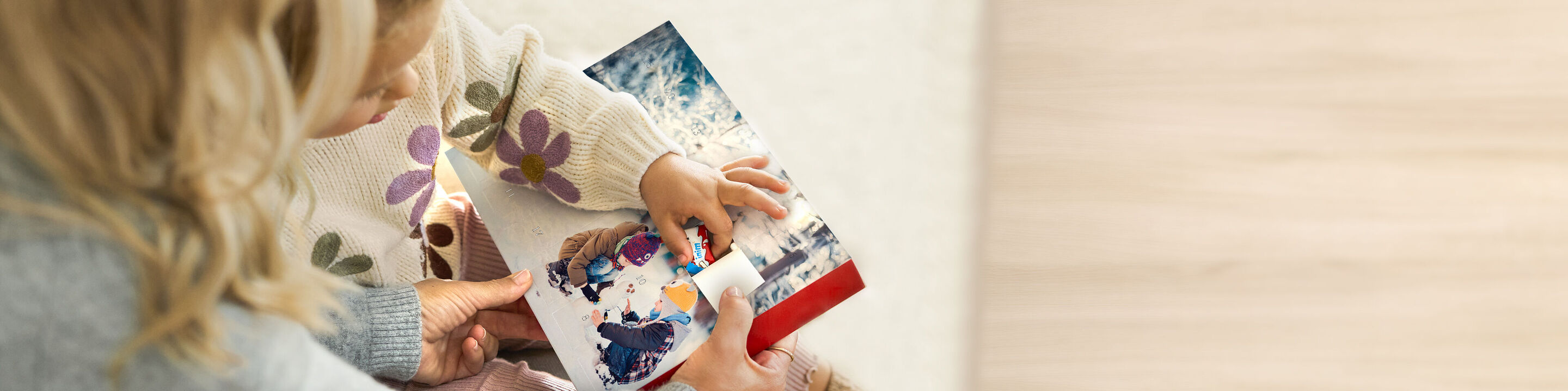 Photo d'un enfant ouvrant une case de son calendrier de l'Avent personnalisé