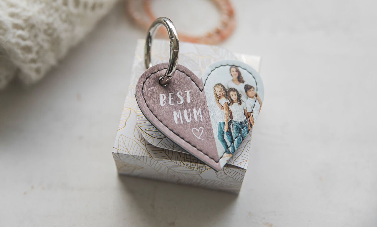Porte-clés en forme de cœur avec inscription Best Mum et portrait de famille sur une boîte.